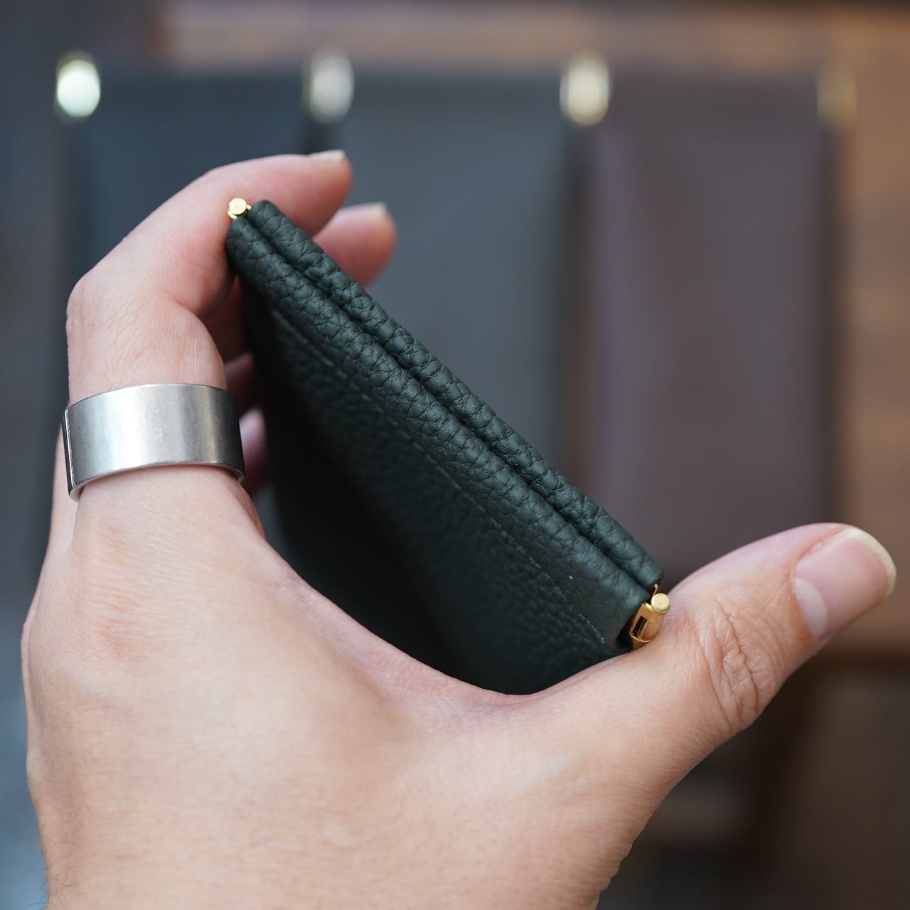 カンダミサコ「pane」黒×ゴールド金具 カンダミサコ「pane」黒×ゴールド金具