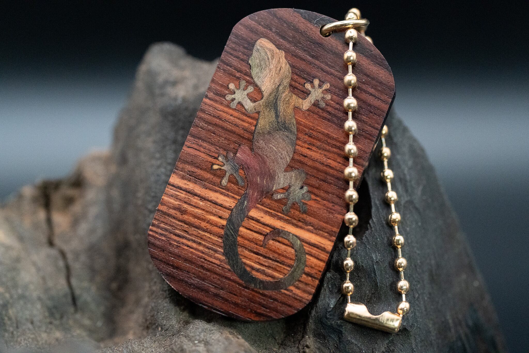 【王室御用達 】 キングウッド ドッグタグ 象嵌 木登りトカゲ