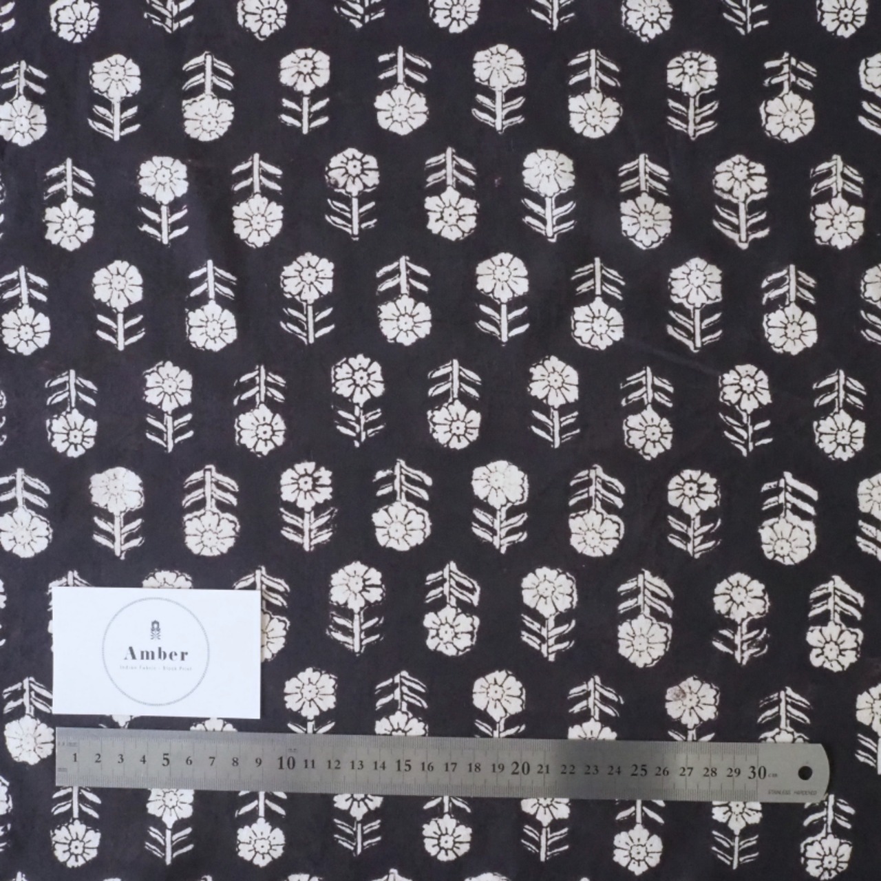 ブロックプリント生地【50cm単位】インド綿  小花柄 黒×生成り #59110-BK1