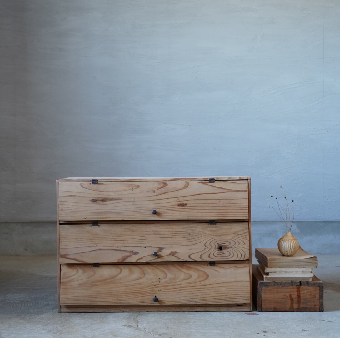 ぱたぱた扉の木製収納棚