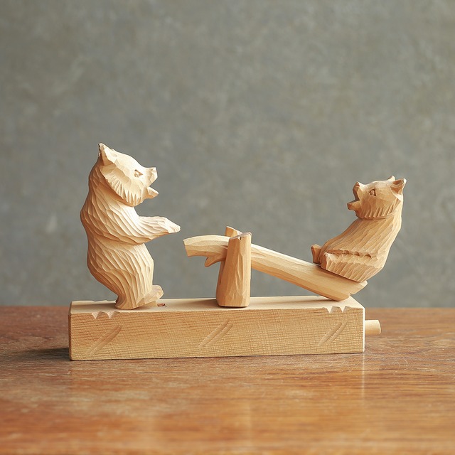 シーソーではしゃぐ、ロシアのクマ