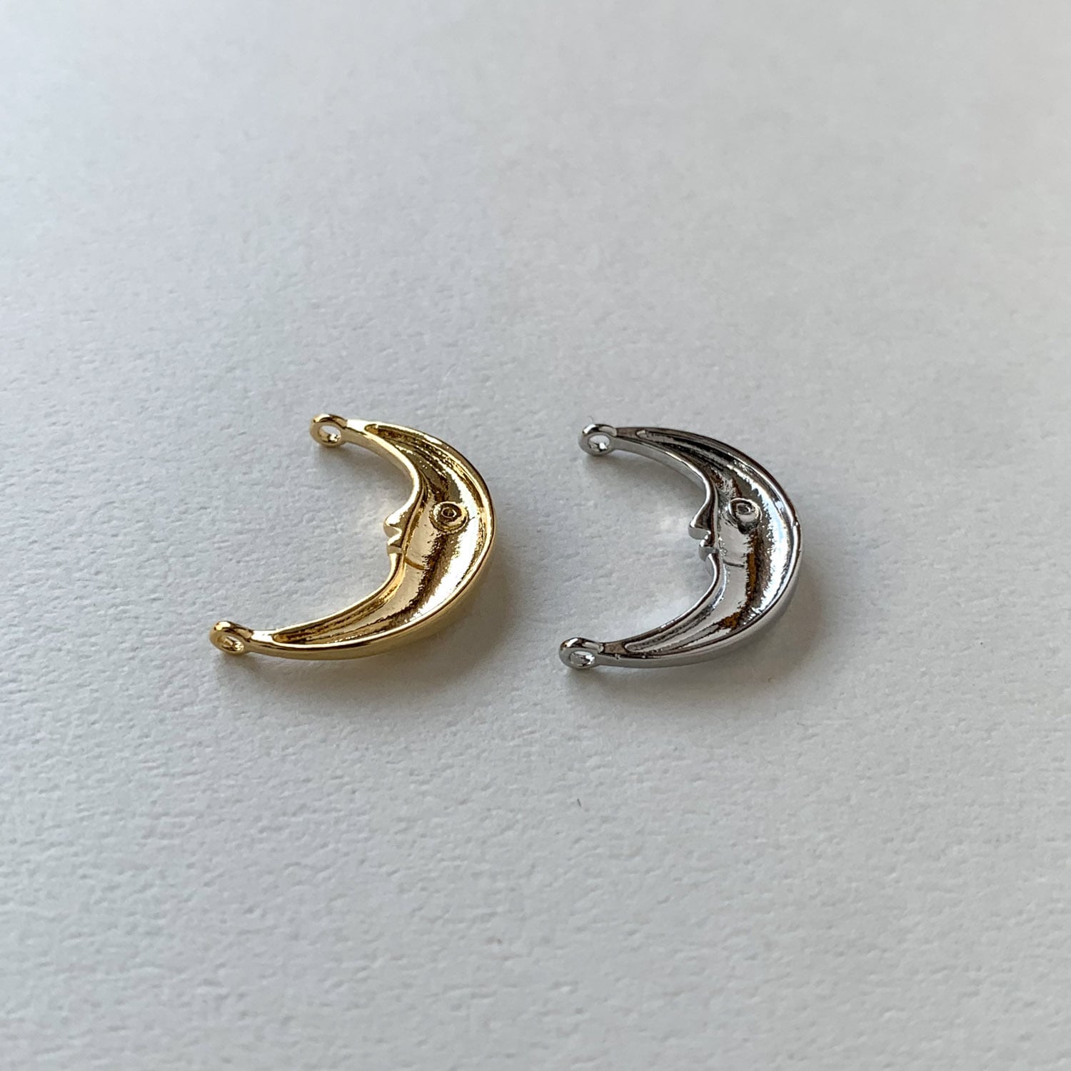 再入荷〉三日月顔メタルチャームM（21mm） | Dua-アクセサリーパーツ