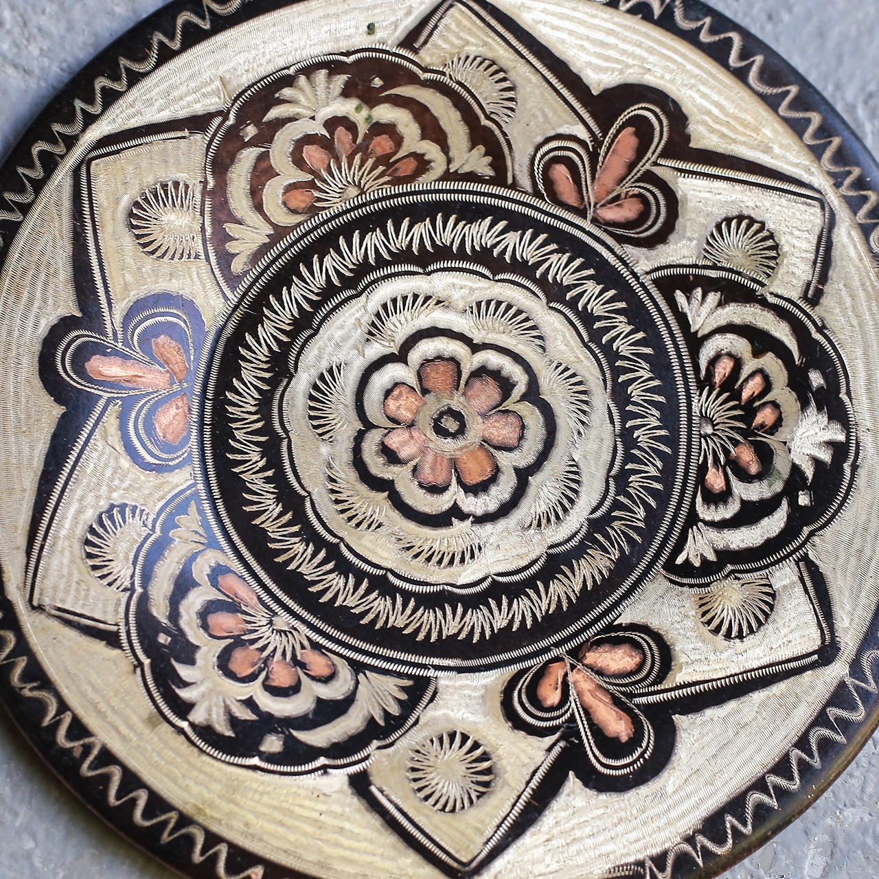 美しい模様の、銅のプレート 6