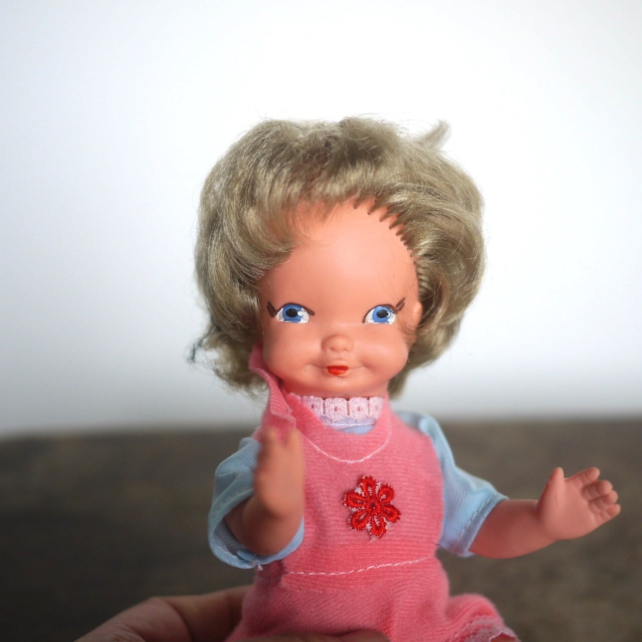 ピンクジャンバースカートの女の子 東ドイツ