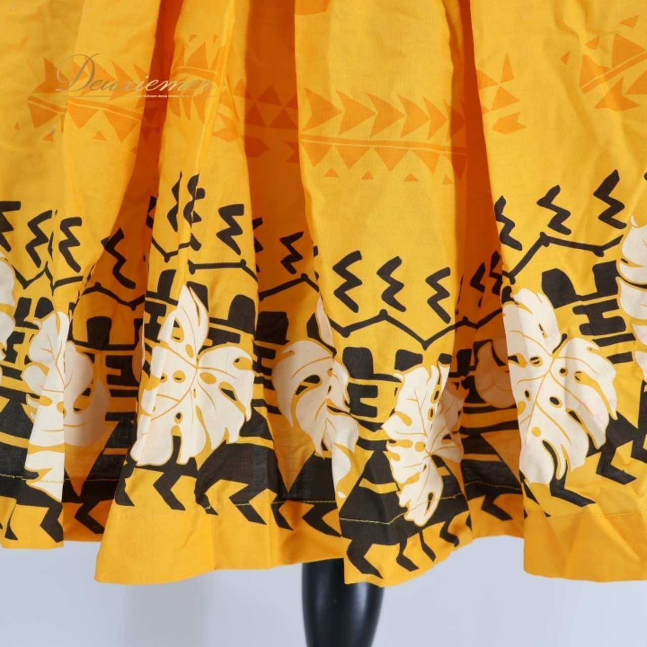 フラダンス 衣装 パウスカート イエロー系 アロハエミカ フラ ダンス シングル レッスン 黄 黒 モンステラ柄 鮮やか ハワイアン スカート Aloha Emika 日本製 明るい アロハ かわいい ふんわり ハワイアンプリント 練習 ブラック系