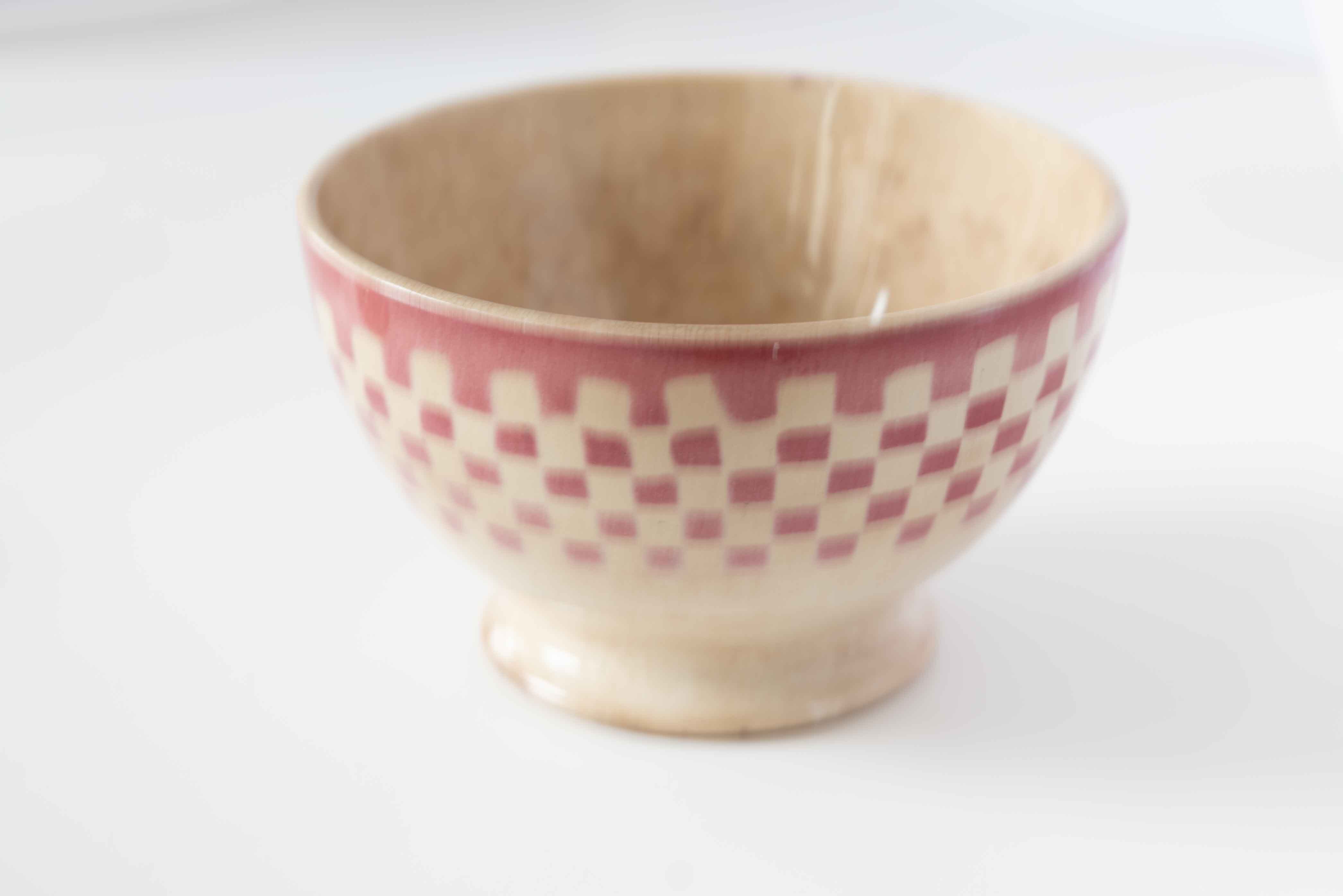 ピンクチェック柄 MADE IN BELGIUM ベルギー製のアンティークカフェオレボウルです。