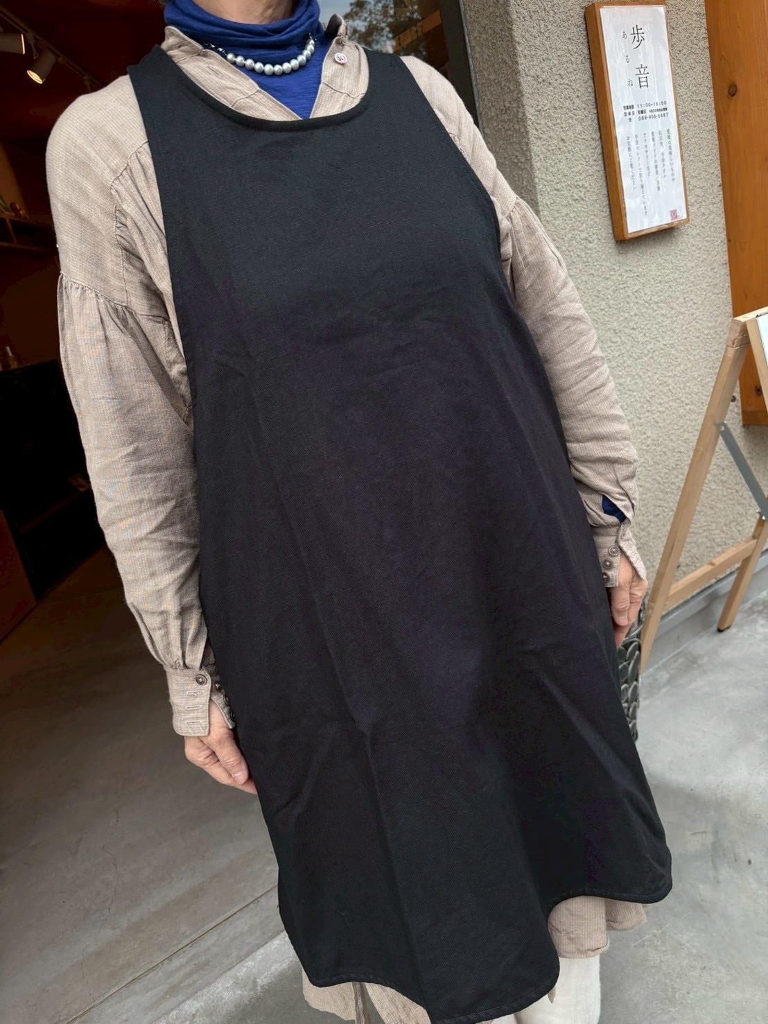 バッククロスプルオーバー ラウンドネックショート リネンブラック エプロン