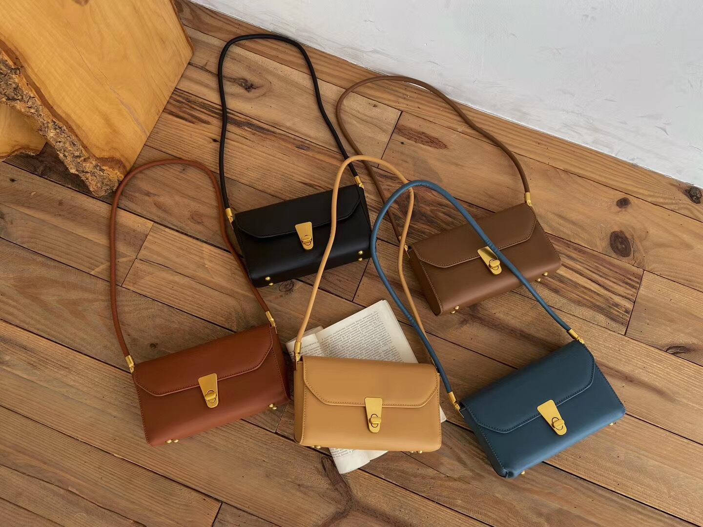 フラップショルダーバッグ