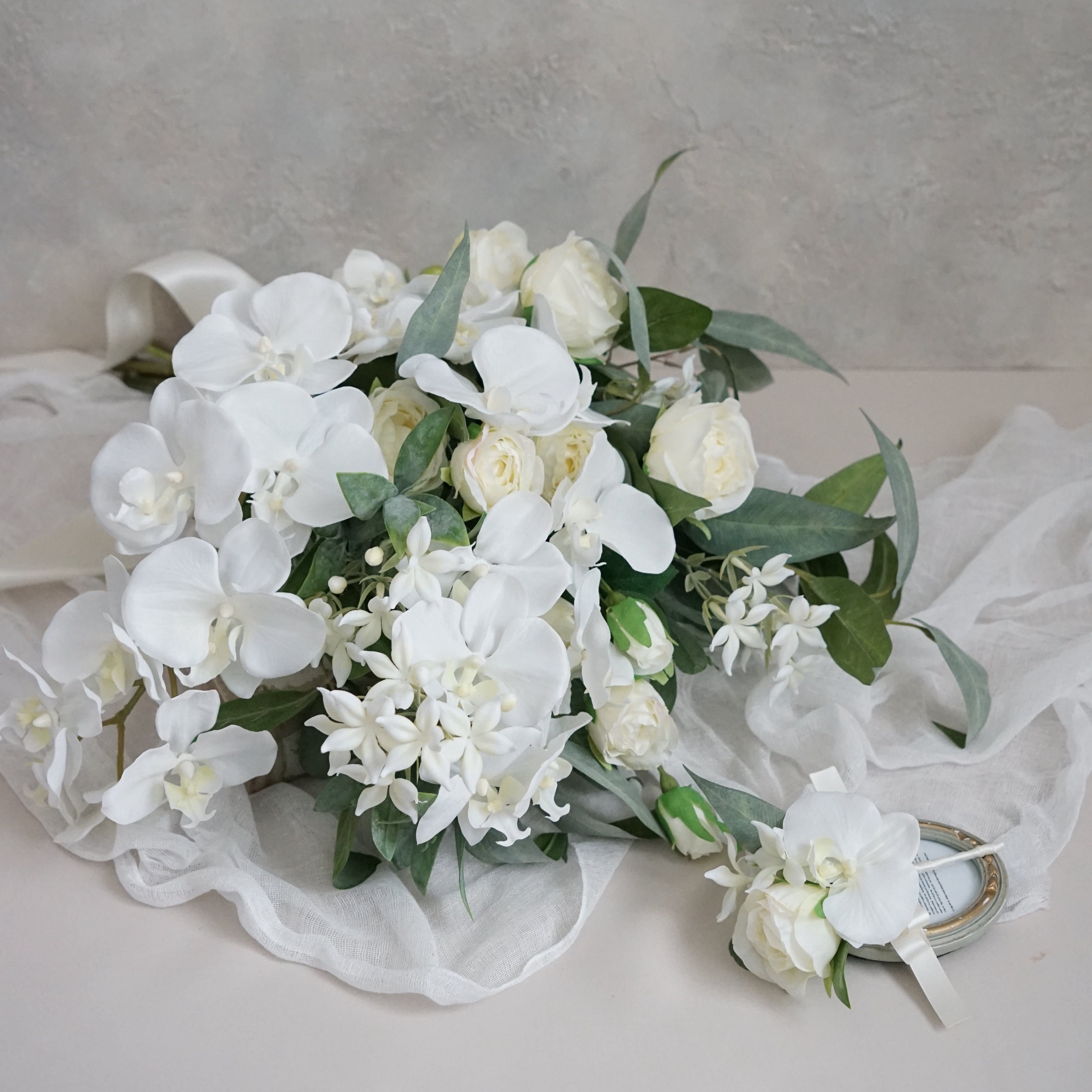 胡蝶蘭とジャスミンのアームブーケ　ウェディングブーケ　ナチュラル　和装にも　結婚式　挙式ブーケ　ホワイトブーケ