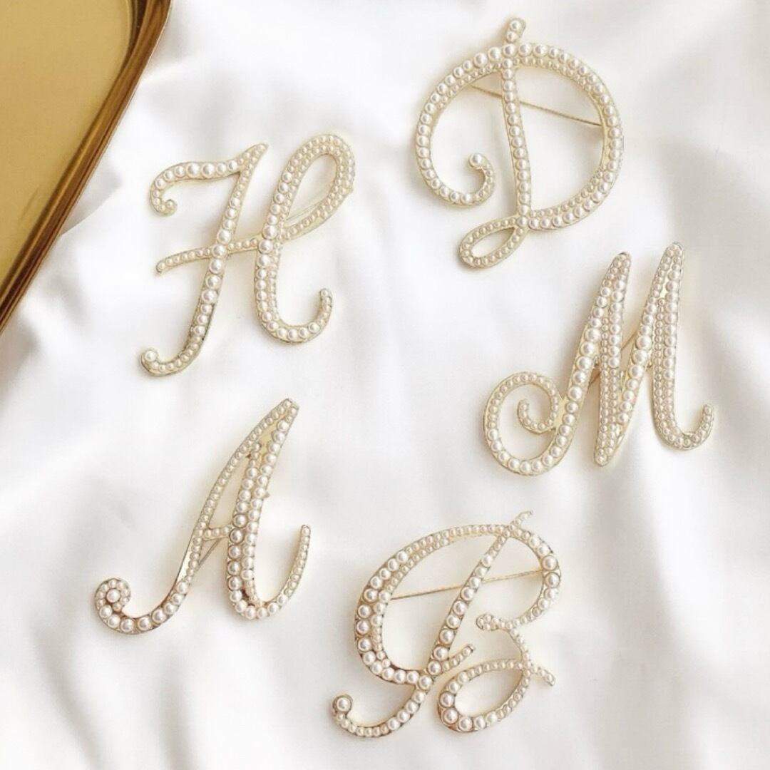 Gold Initial pearl brooch 00022