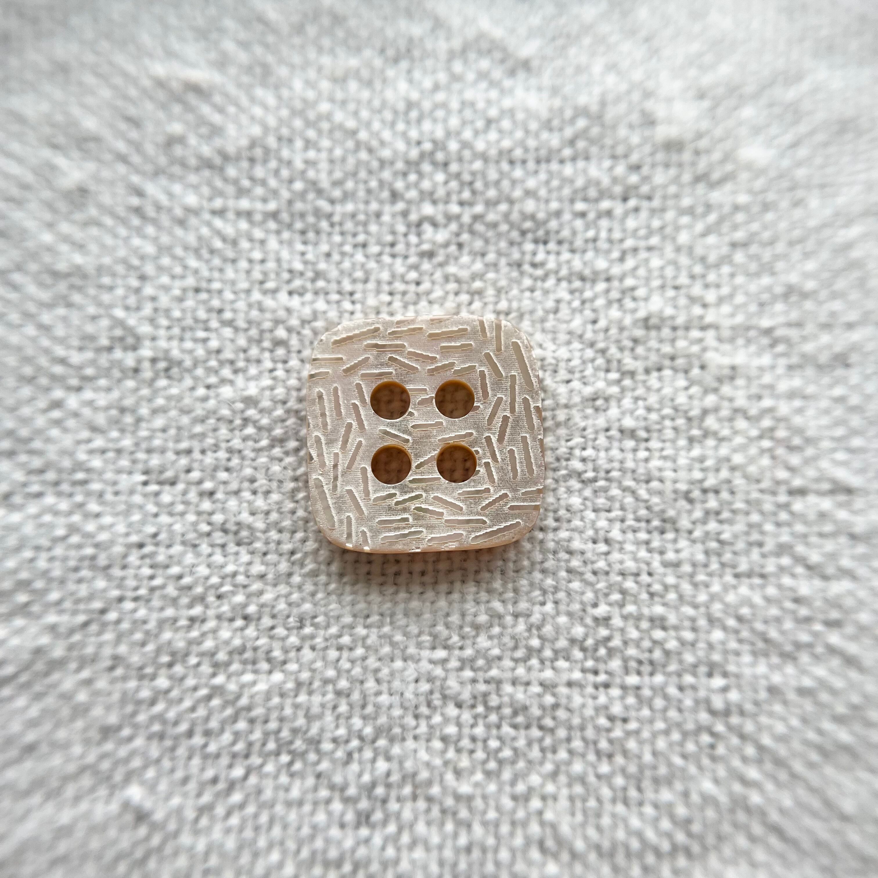 スクエア パールベージュ×ランダムライン 4穴 15㎜