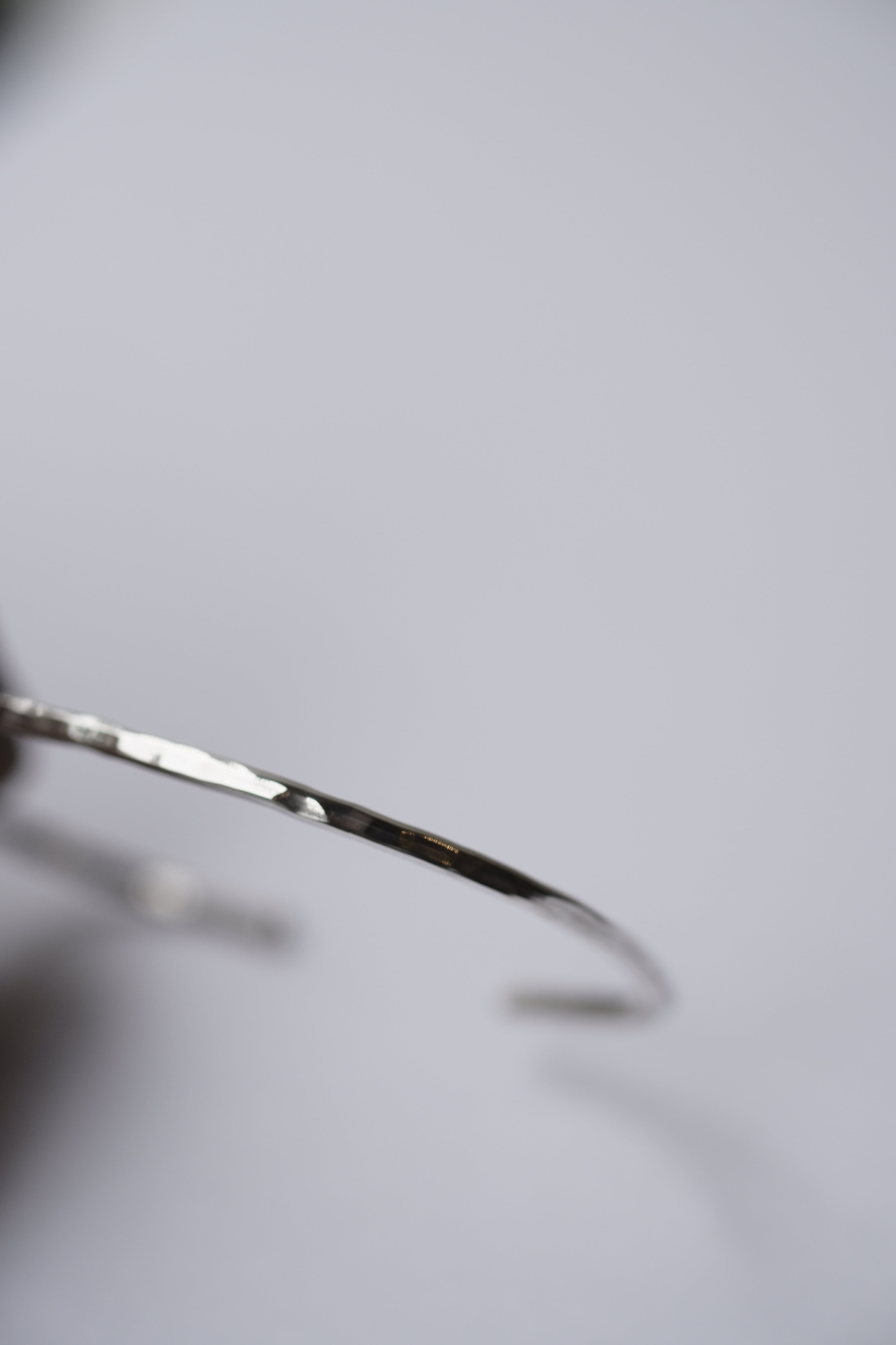 細目槌目バングル／純銀製細め2mm・地金バングル | 宗達アートクラフト