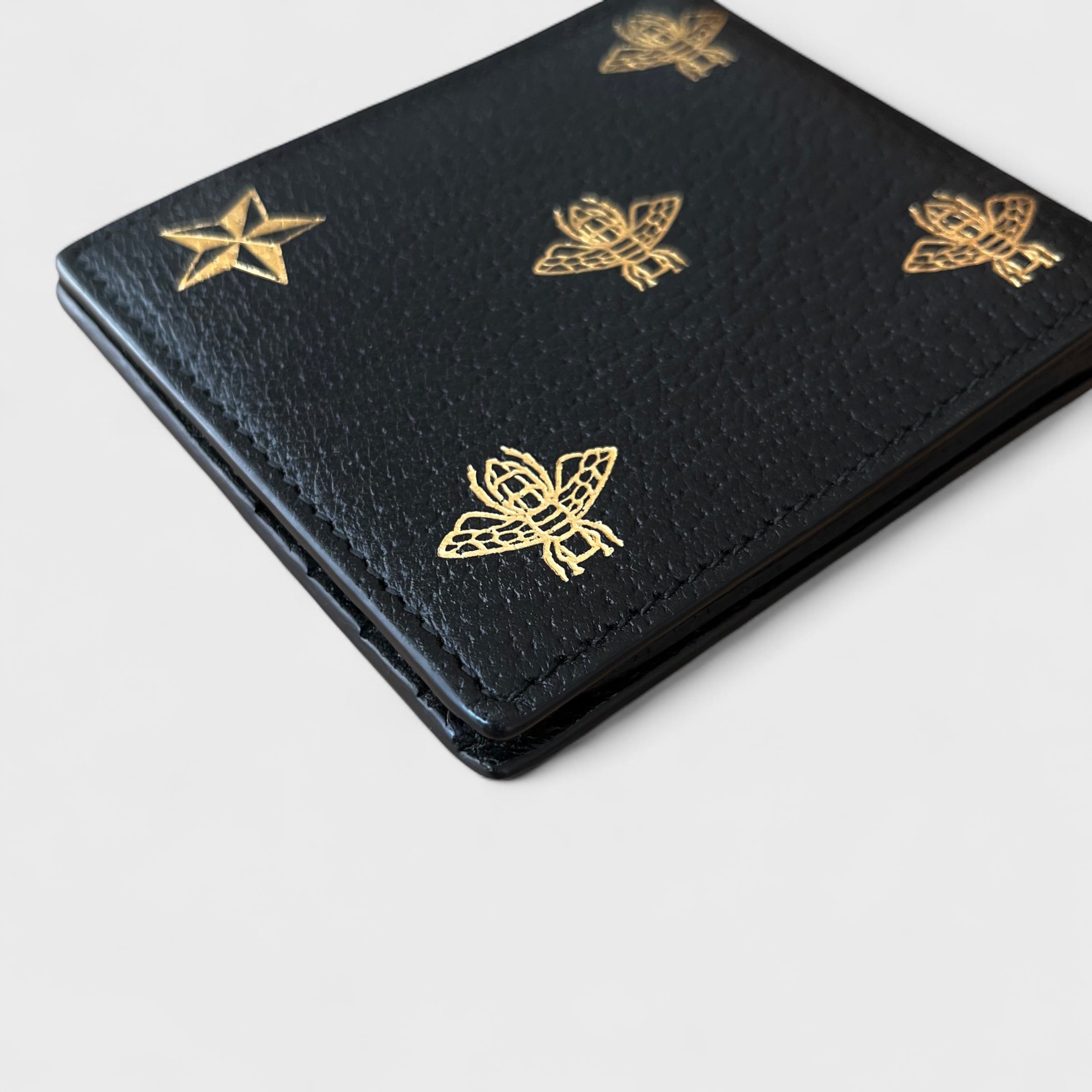 グッチ ビー スター レザー 二つ折り 財布 ブラック ゴールド 495055 GUCCI グッチ ビー&スター 二つ折り財布 ブラック ゴールド | BRAND