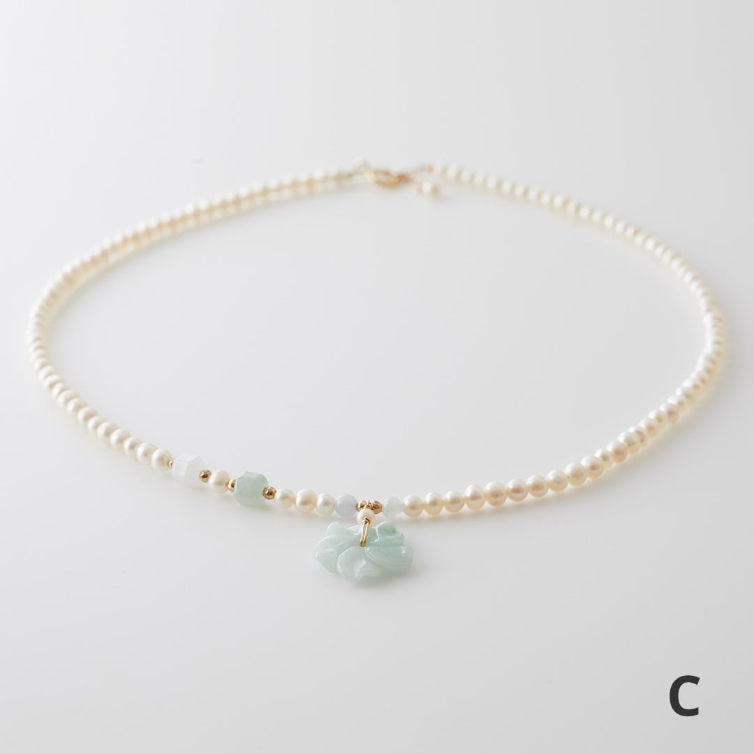 白い翡翠とパールの花モチーフネックレス【一点もの】 b6180d4484c638cd331116852d49a5
