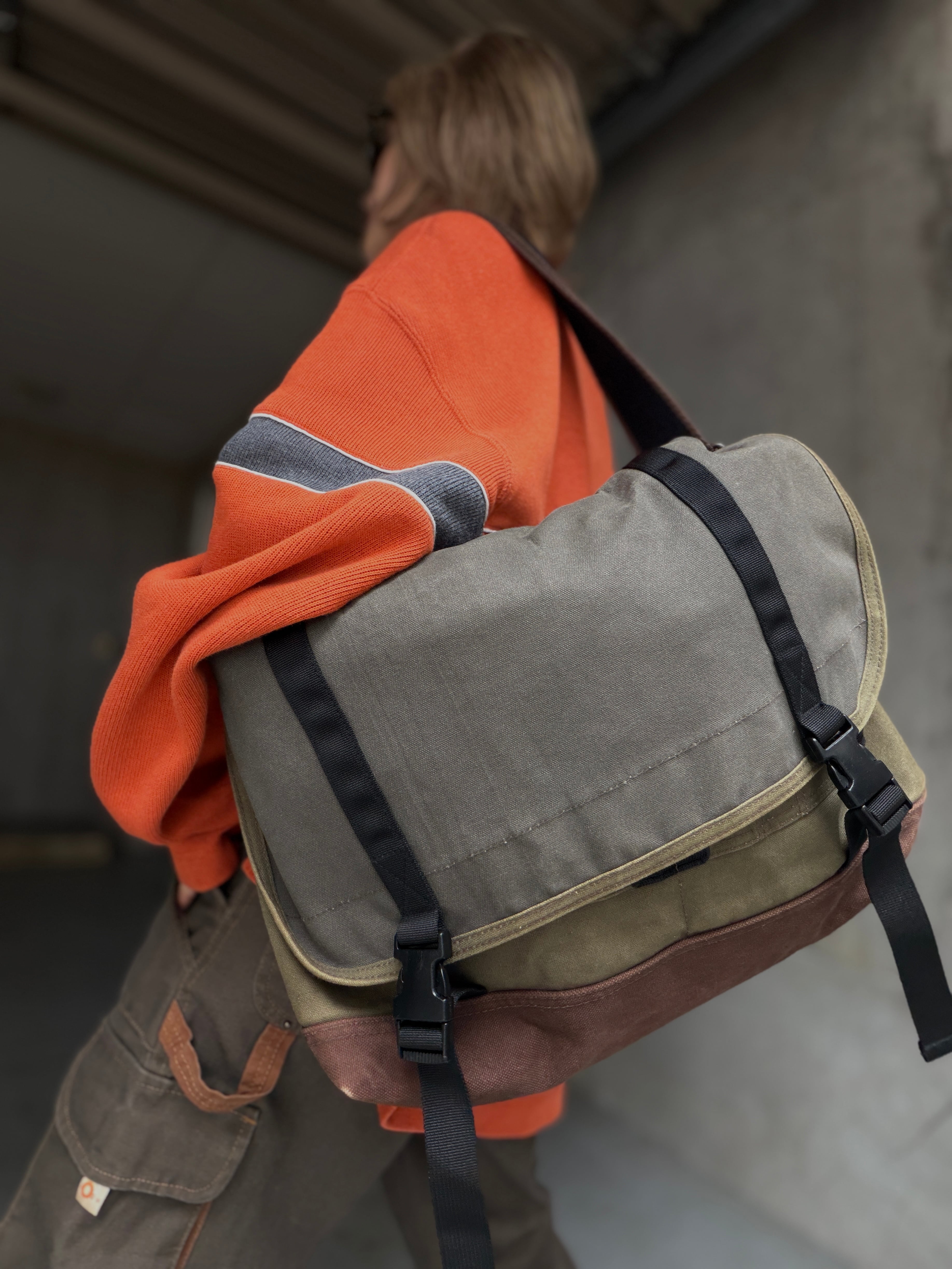(AC1133)00’s GAP canvas messenger bag