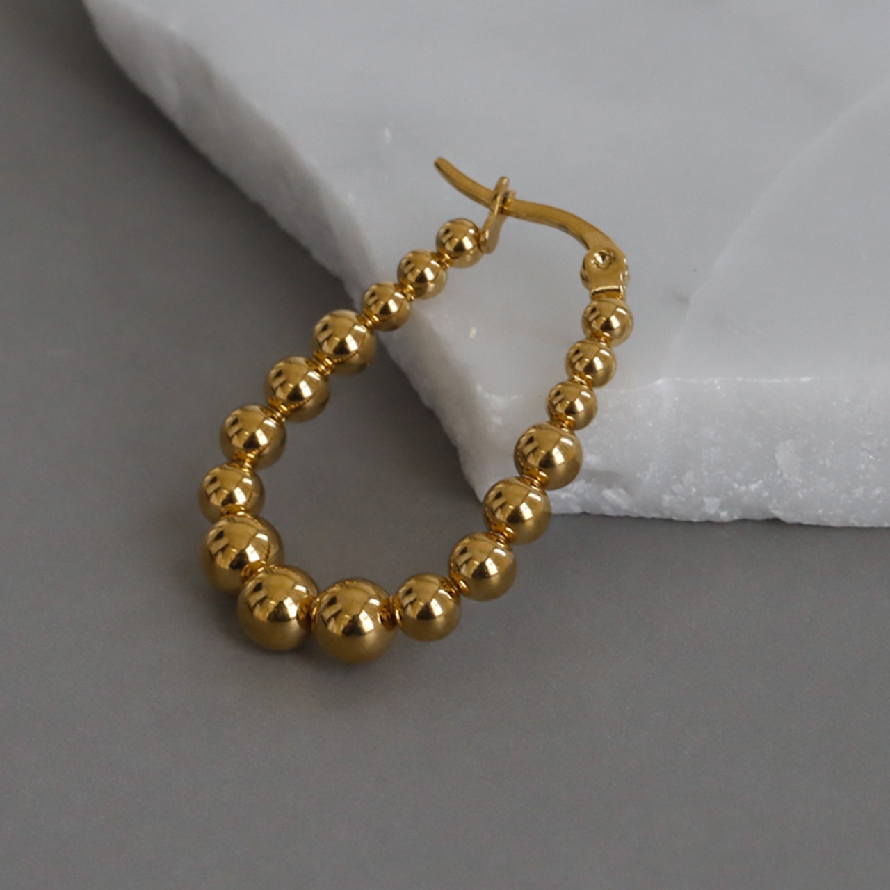 【ネコポス便】金属アレルギー対応のつぶつぶボールフープピアス 2469