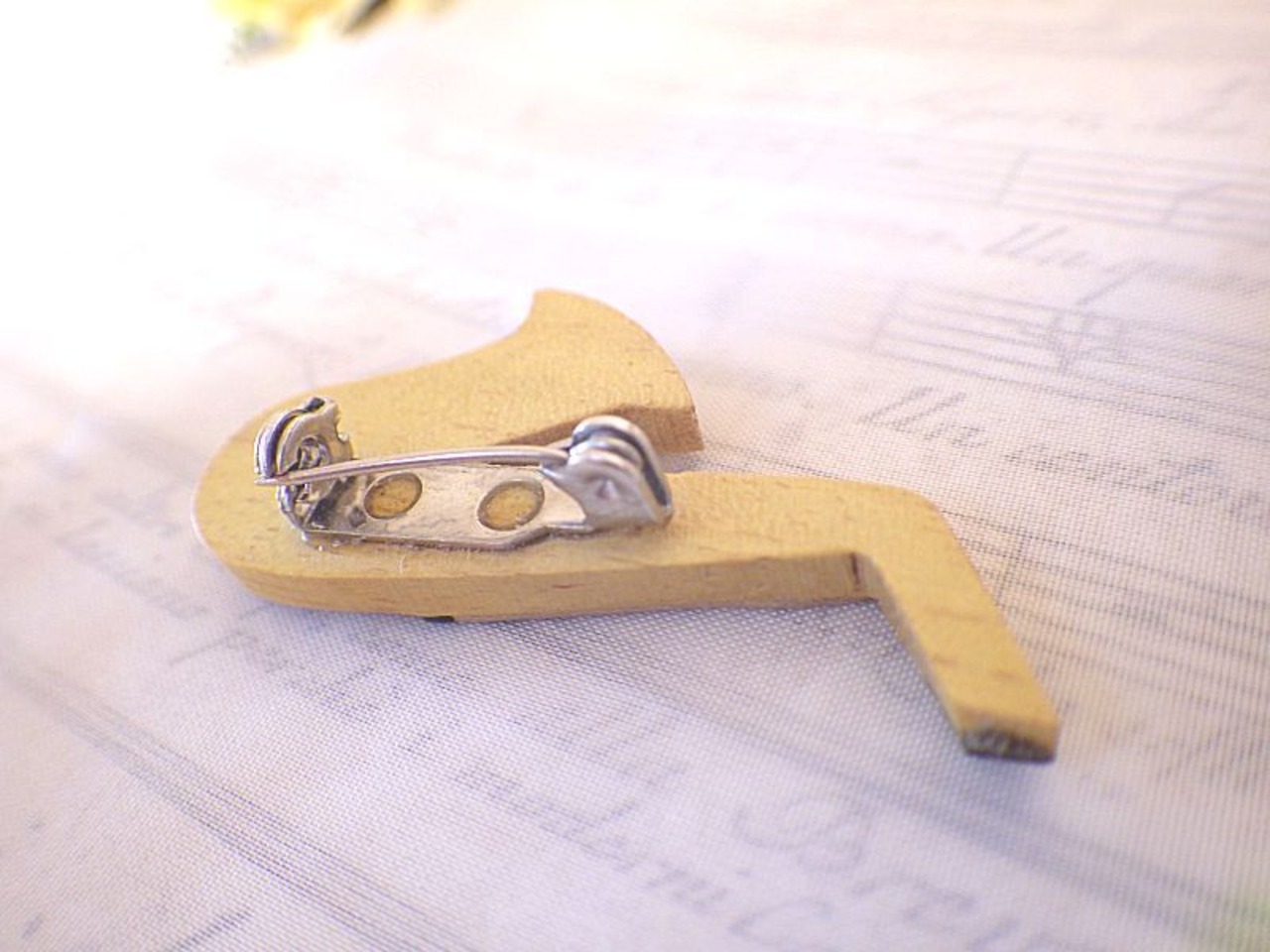 サックスの木製ブローチ