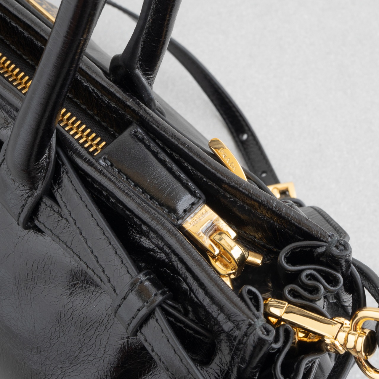プラダ ボニー ミディアム ハンドバッグ ブラック レザー