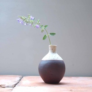 8 草舟・金子佐知恵(陶) トングリ花器②