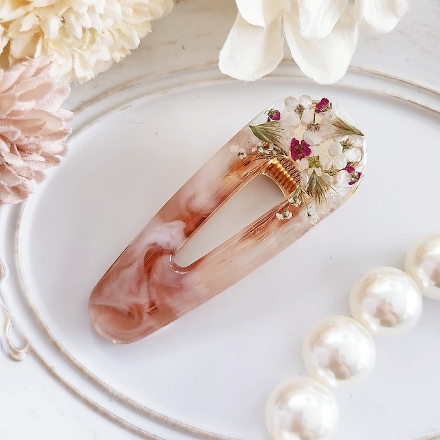 ドライフラワーの大人可愛いマーブルヘアクリップ୨୧