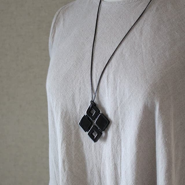 N-261b BH4つの四角ペンダント黒 | Bijoux Kei