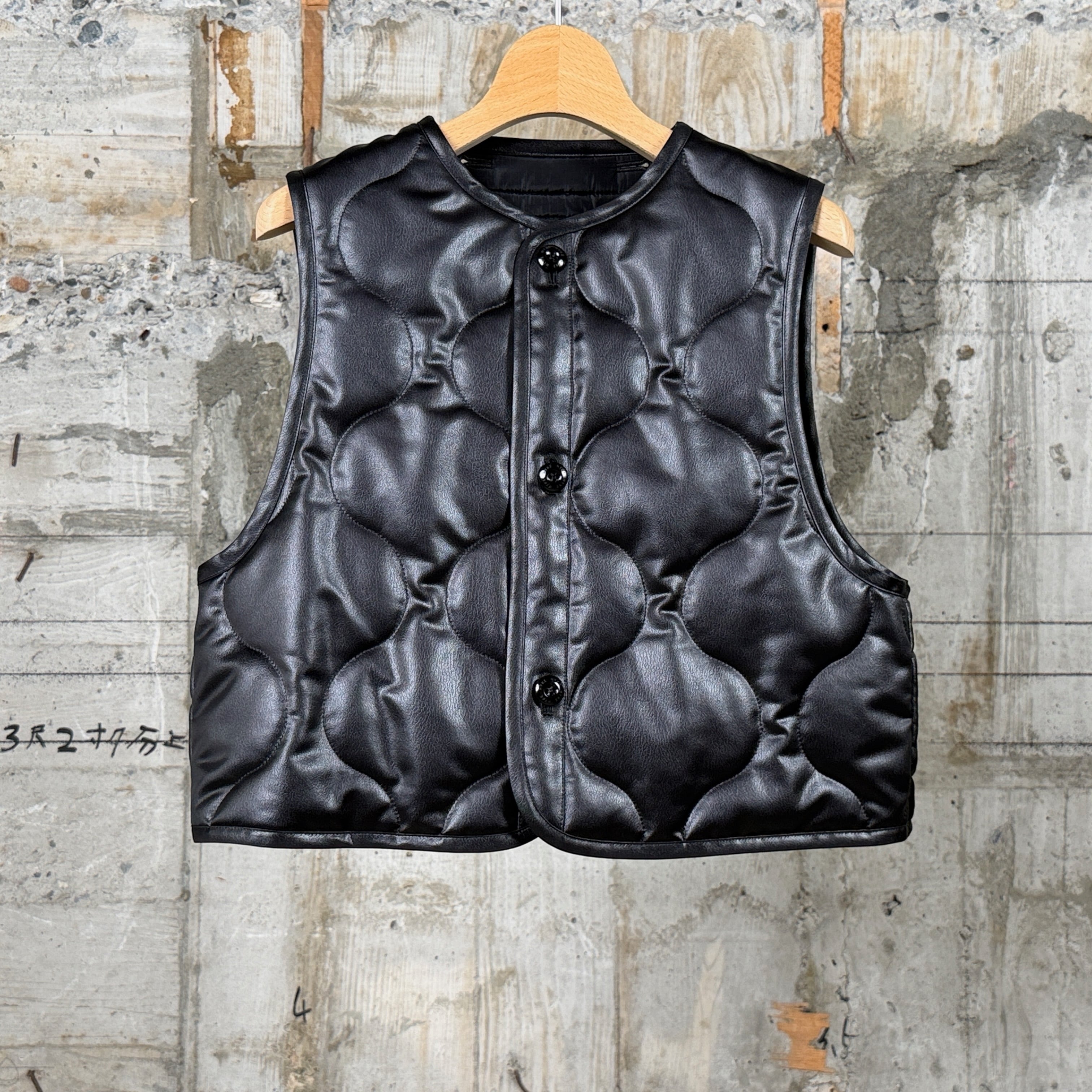 HYKE【ハイク】 FAUX LEATHER QUILTED CROPPED VEST (17605) / BLACK