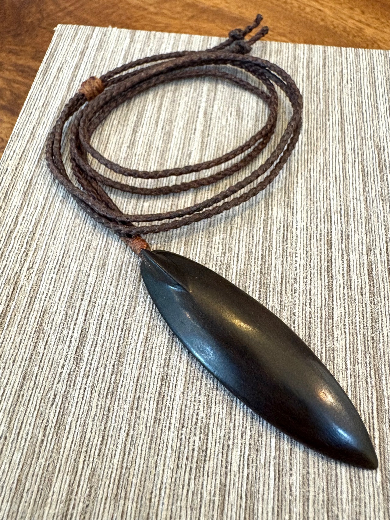 黒檀サーフボード紐ペンダント