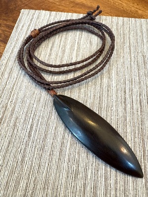 黒檀サーフボード紐ペンダント