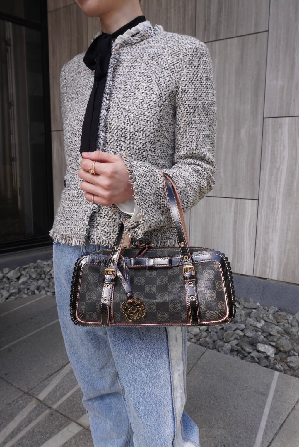 LOEWE ロエベ ヴィンテージ アナグラム ブラック レザー ボストンバッグ LOEWE（ロエベ） 極 美品 袋付き アナグラム ロゴ スタッズ レザー 本