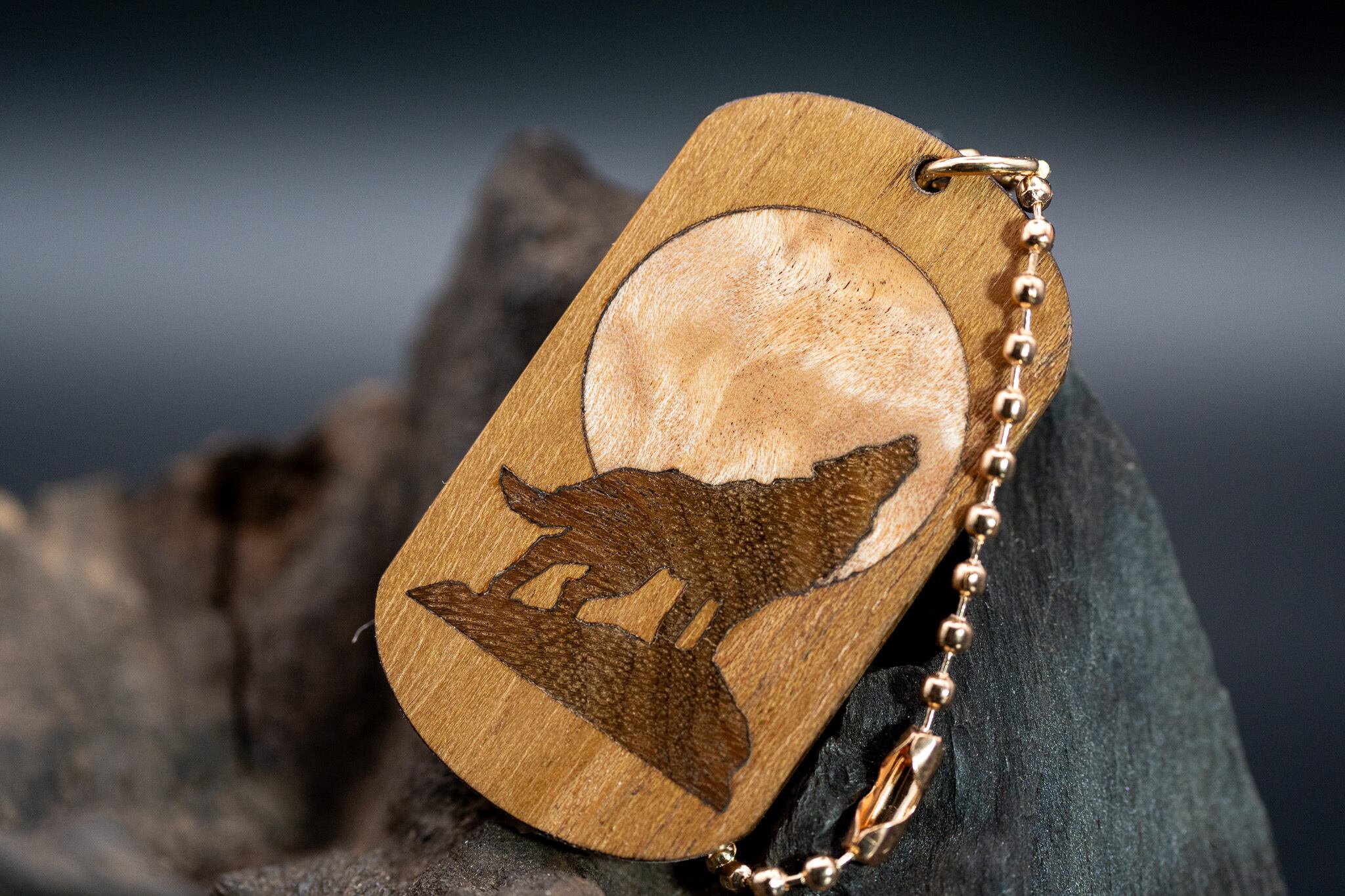 【時代を跨ぐ銘木】チーク ドッグタグ 象嵌 月と狼