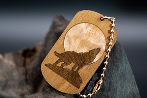 【時代を跨ぐ銘木】チーク ドッグタグ 象嵌 月と狼