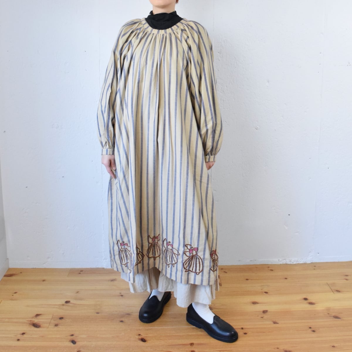 BUNON(ブノン) Hand Print & Dance Embroidery Back Ribbon Dress