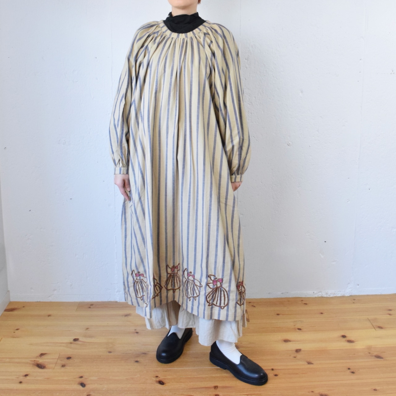 BUNON(ブノン) Hand Print & Dance Embroidery Back Ribbon Dress ストライプ+刺繍 ワンピース