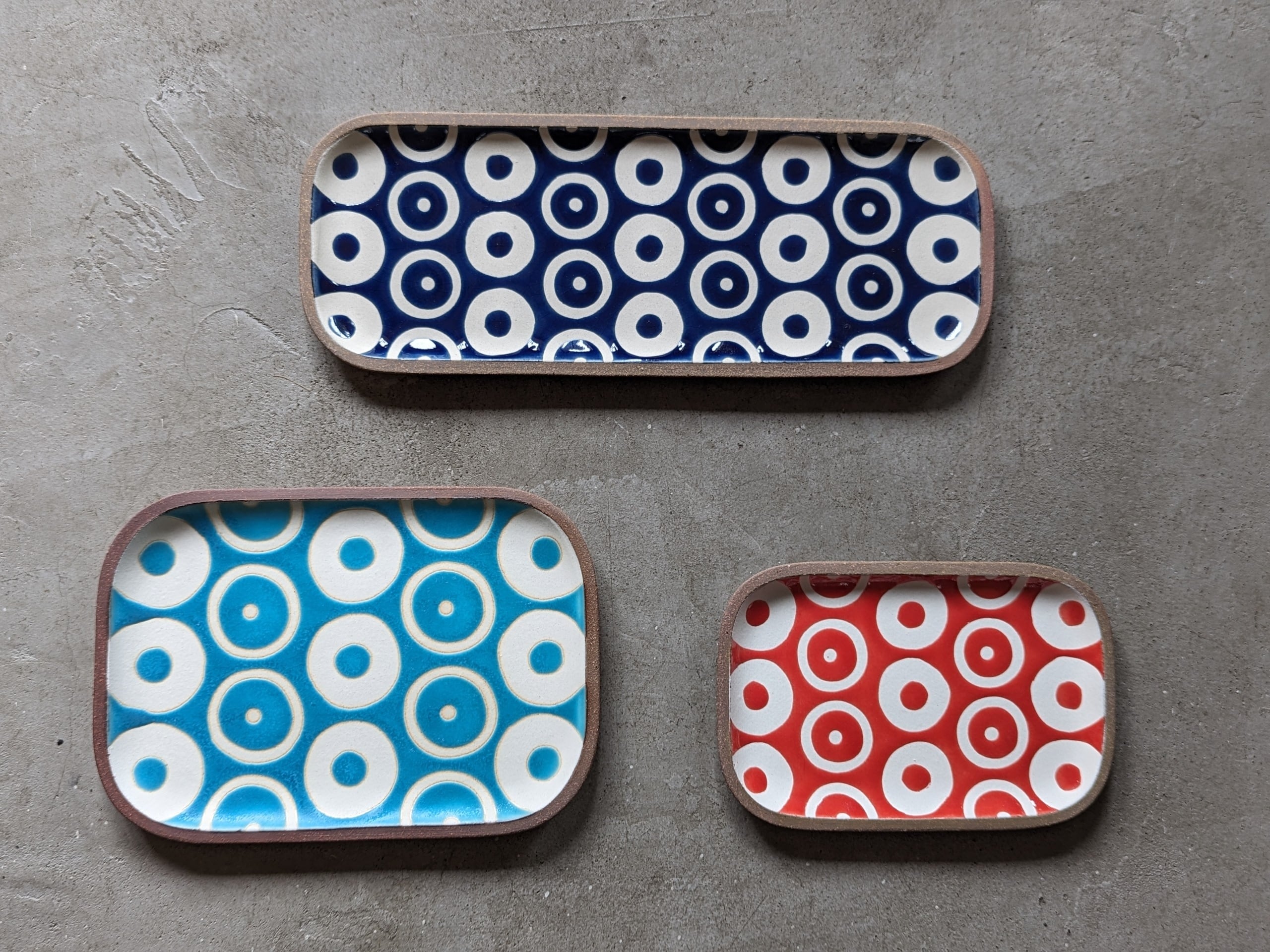 やちむん 角皿・長 ／ ヘゴ（赤） | 一翠窯 | inoya | Basic Life