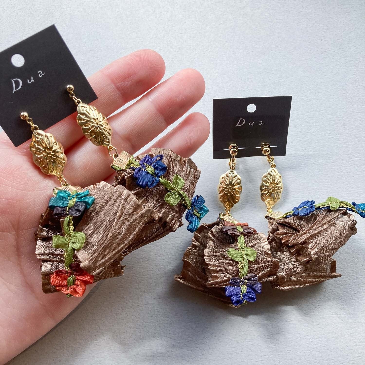 カラフルお花とプリーツリボンの〈ピアス/イヤリング〉 | Dua