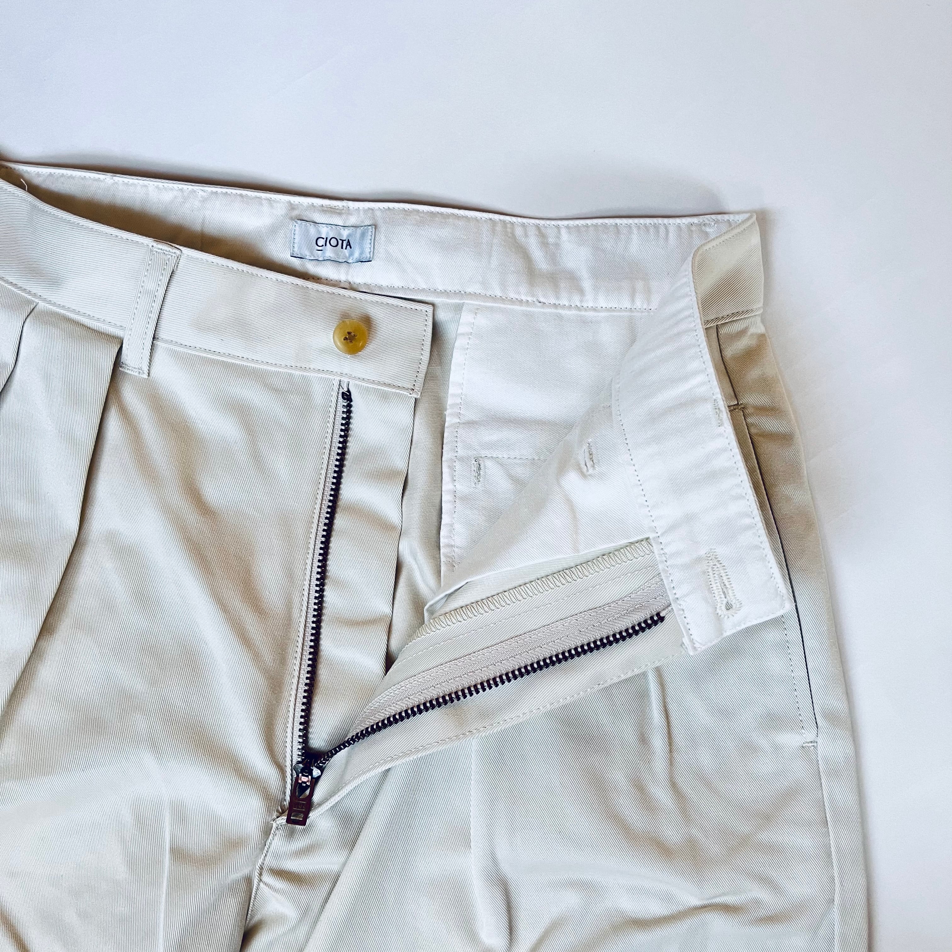 CIOTA|スビンコットン 2タックチノパンツ Off white , women CIOTA|スビンコットン 2タックチノパンツ Off white , women