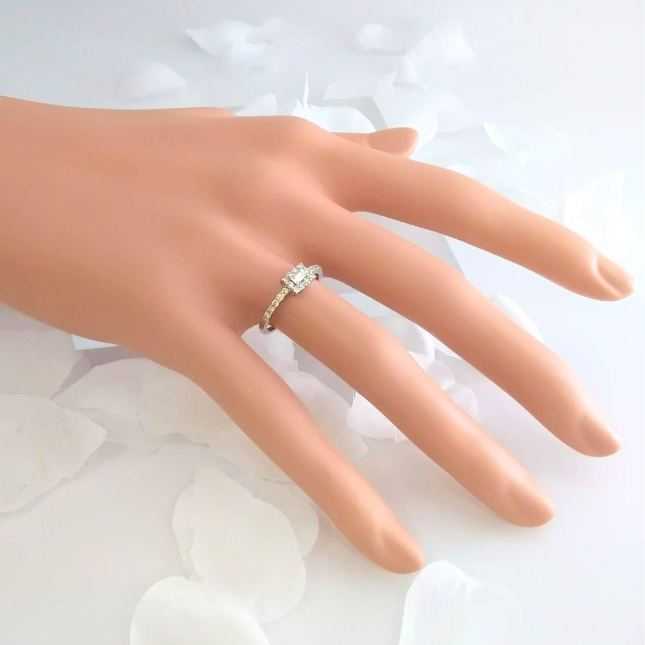 Pt950高品位 プラチナ 華やかで上質なダイヤモンドリング（婚約指輪