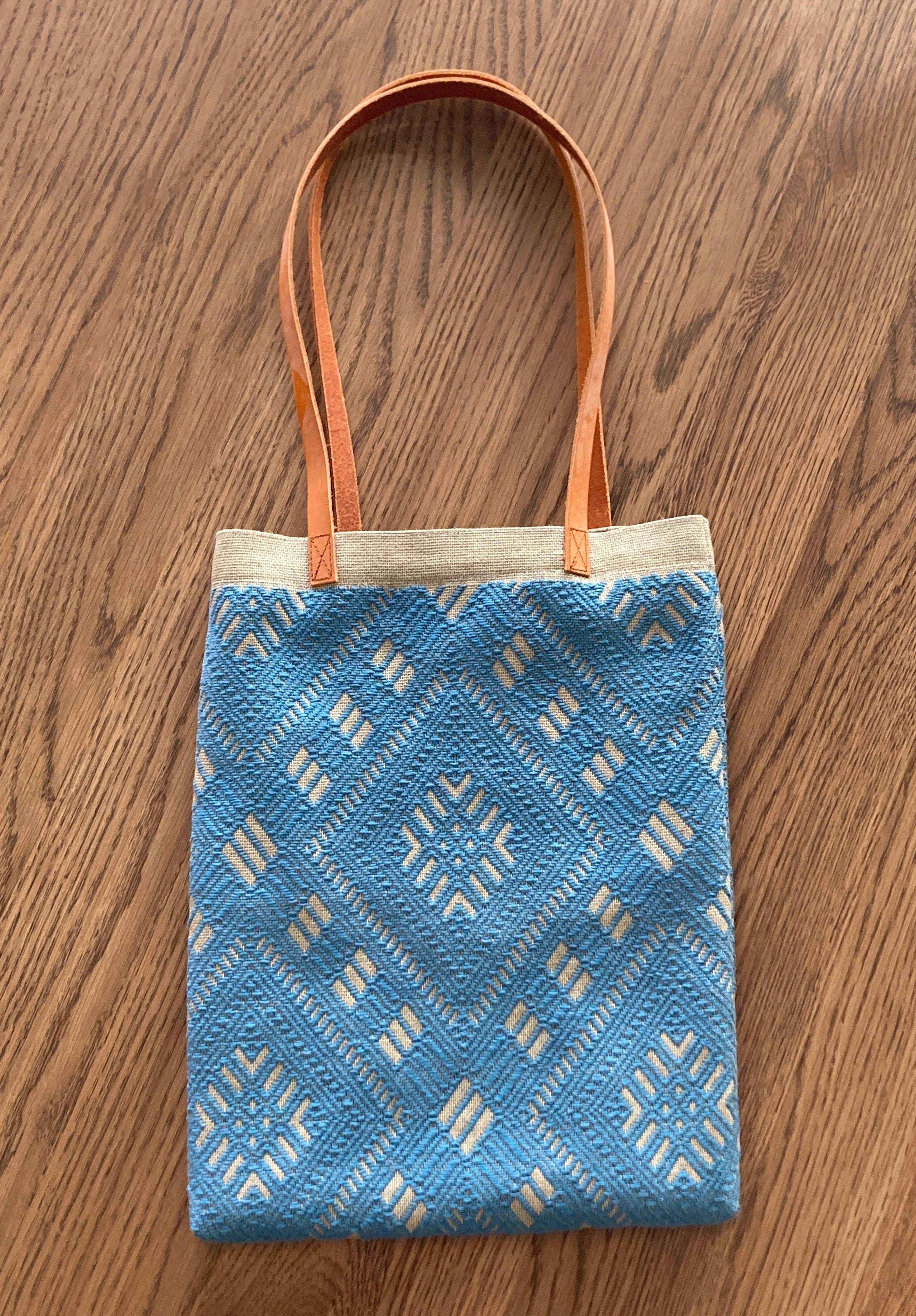 津軽こぎん刺し　合皮を合わせたファスナートート　紺色×生成 津軽こぎん刺し 合皮を合わせたファスナートート 紺色×生成 津軽こぎん刺し