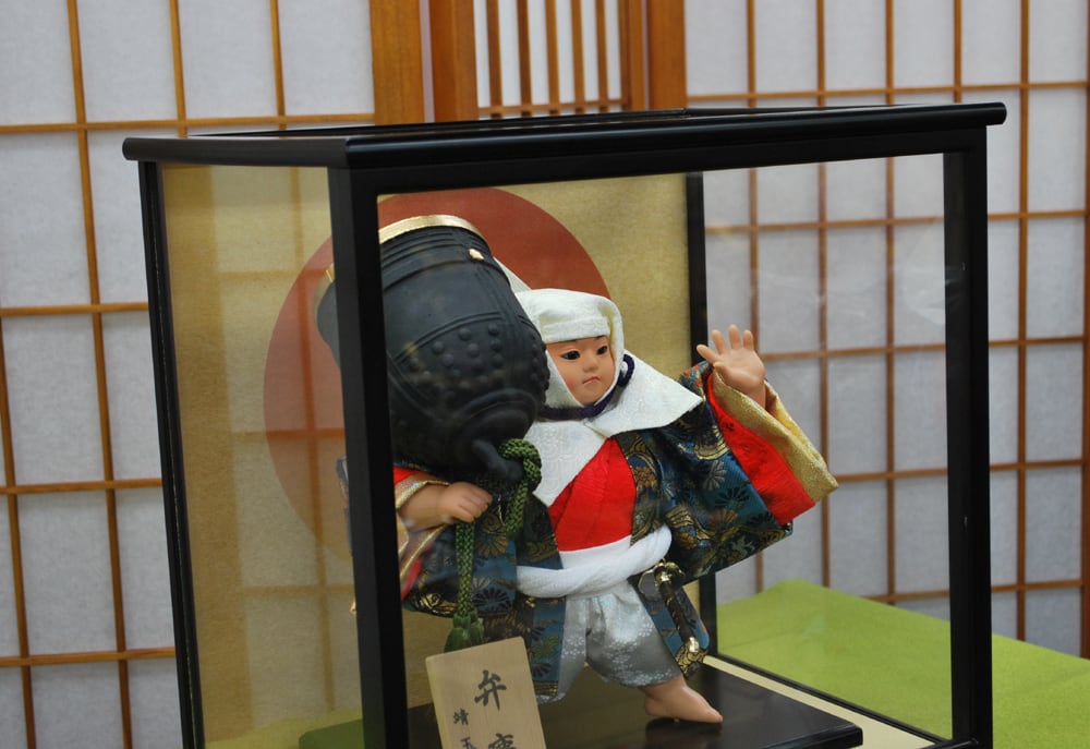 釣鐘弁慶 ケース飾り｜勇壮武者人形・端午の節句・初節句祝い | 鴻巣の