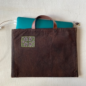 パソコンケース　34x26cm 泥染め緑刺繍　シピボ族の泥染め クラッチバッグ11