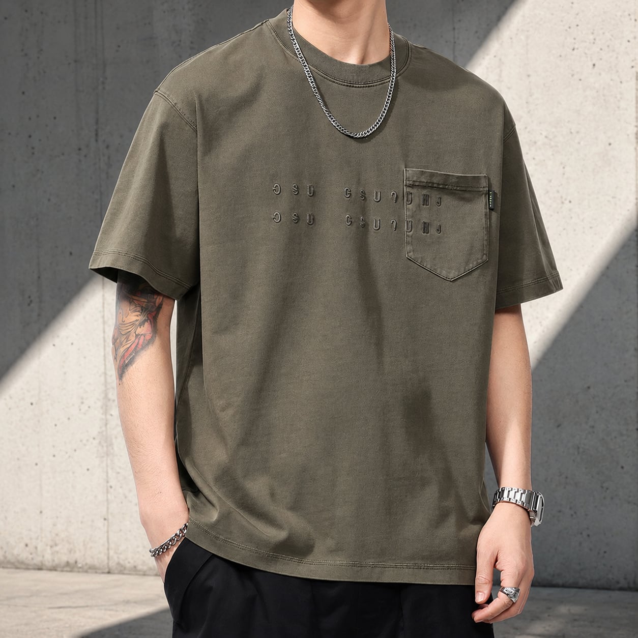 【H0453】Crew Neck T-Shirt with Print and Patch Pocket Design / 2color