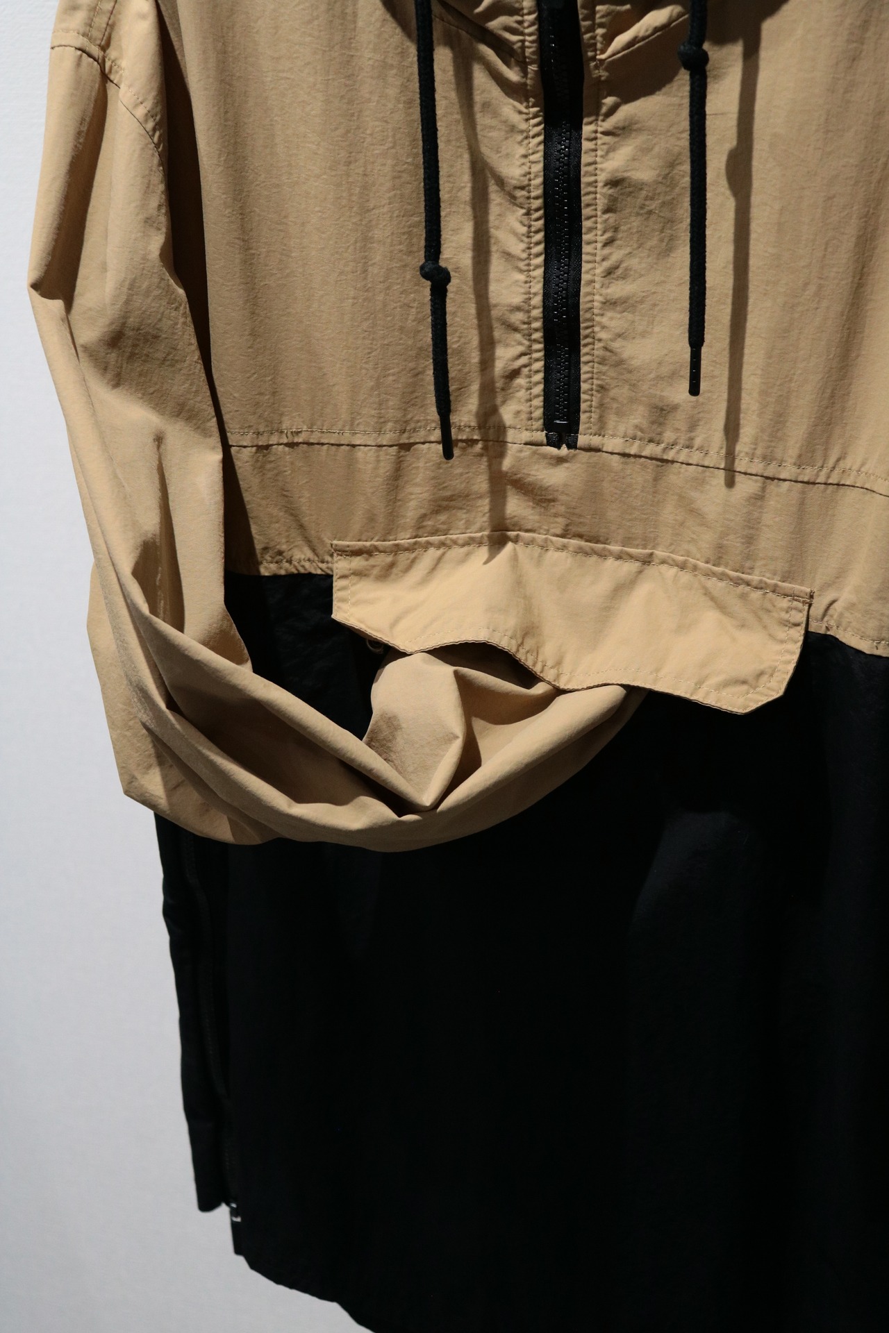 Beige×Black 2 tone nylon pullover jacket