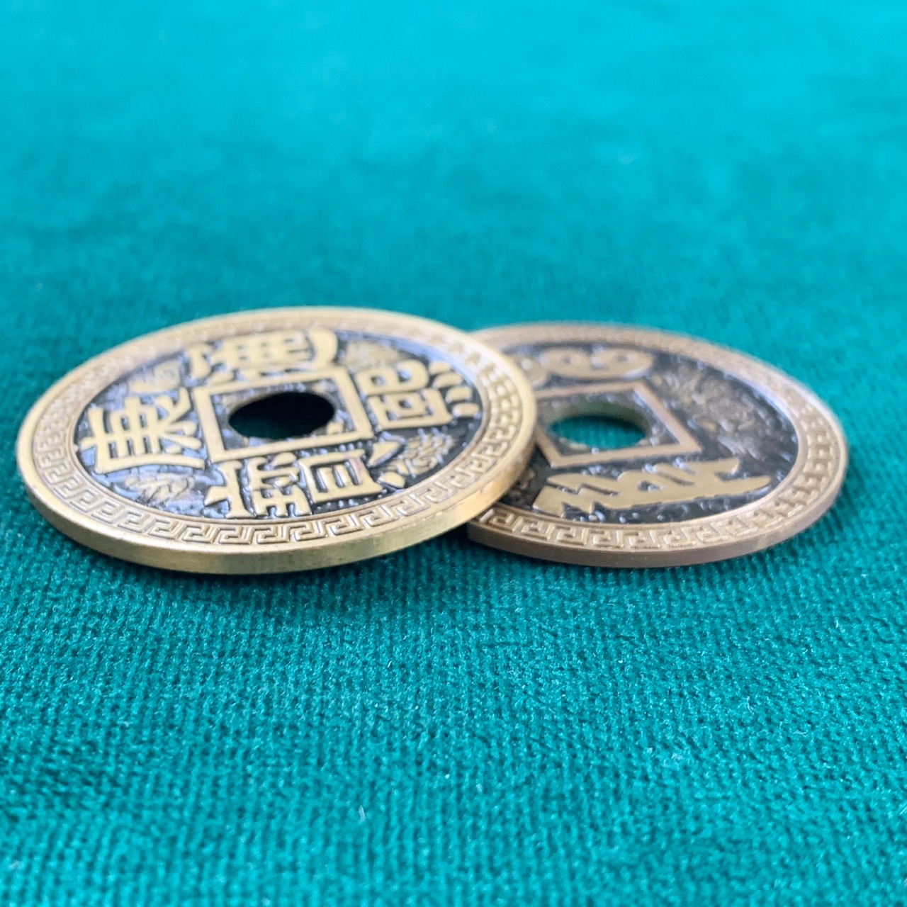 ホッピングハーフ（モルガン＆クイーンビクトリアコイン版）２色のコインが手の中からポケットへあちこち瞬間移動する人気マジックDVD付きマジック : 手品  マジックHopping Half⁄ホッピングコイン ホッピングハーフ コインマジック