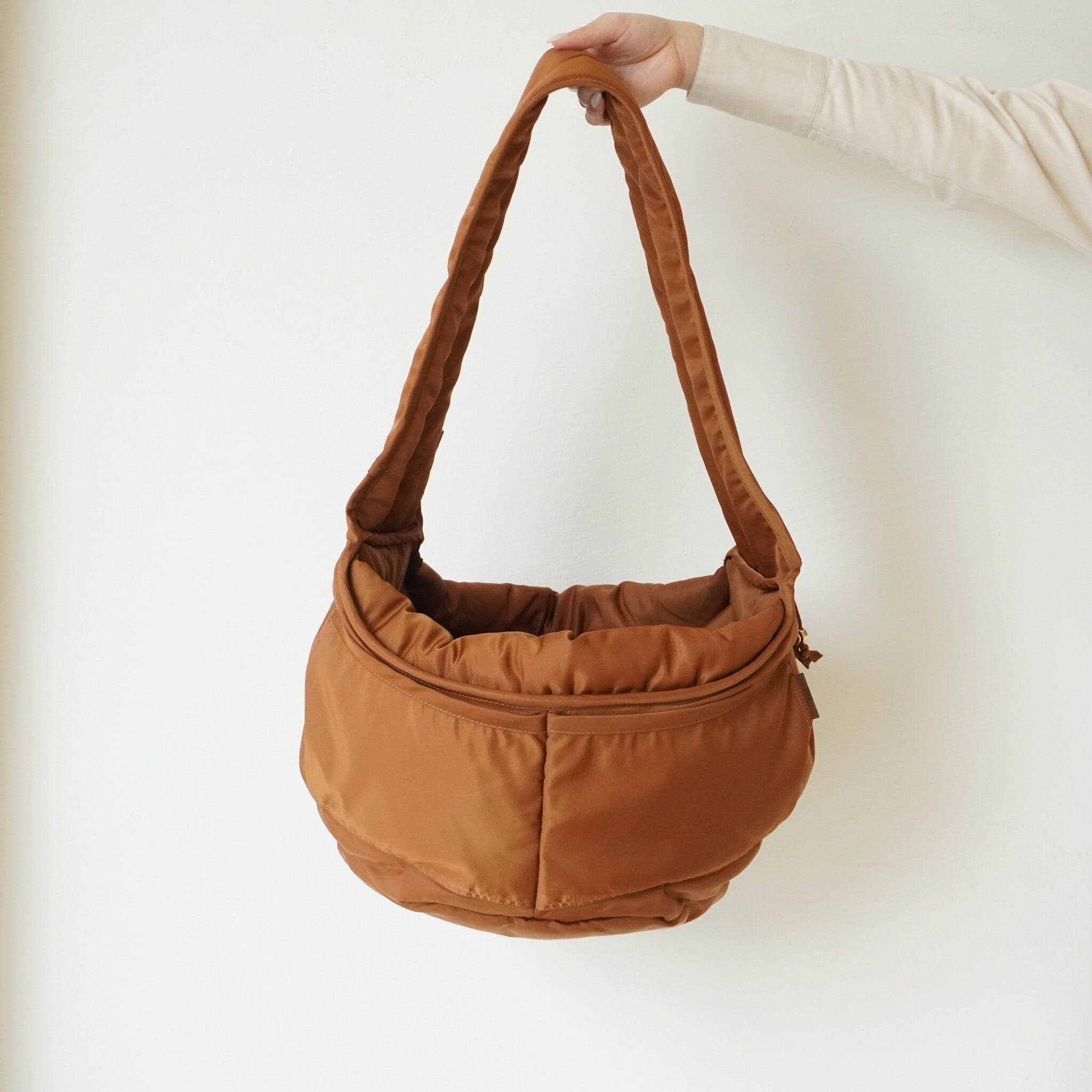 ote. sling bed bag CAMEL | ote.