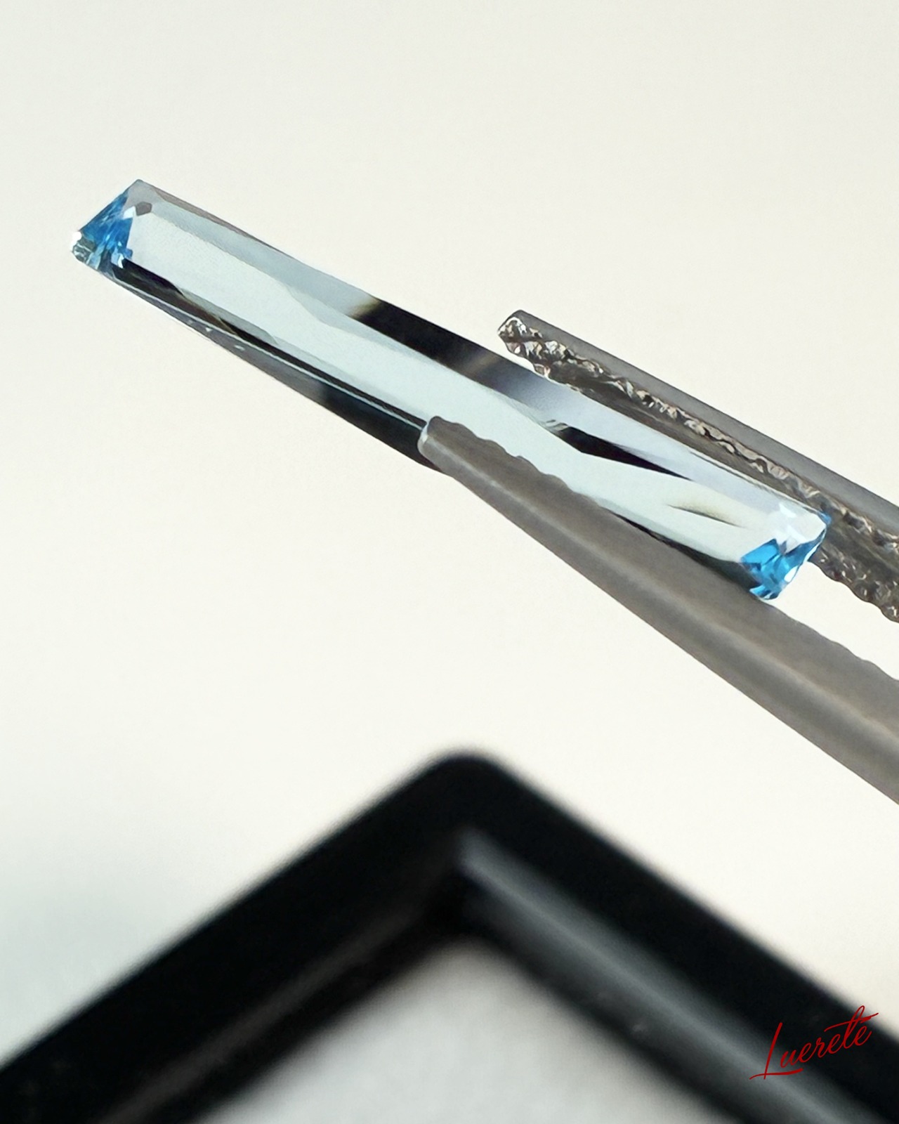 Natural Blue Topaz 2.4ct Baguette Cut Loose Gemstone 天然ブルートパーズ 2.4ct バゲットカット ルース【LE-0074】