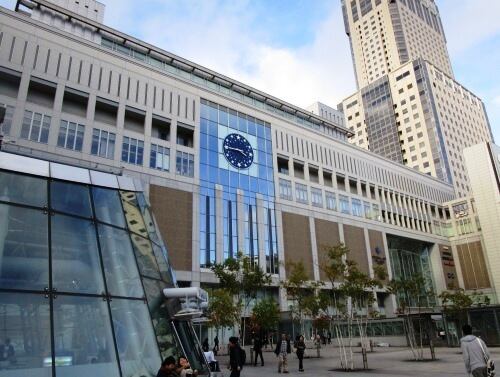 五十嵐 威暢 デザイン JR札幌駅の壁面に57個の星が煌めく星の大時計