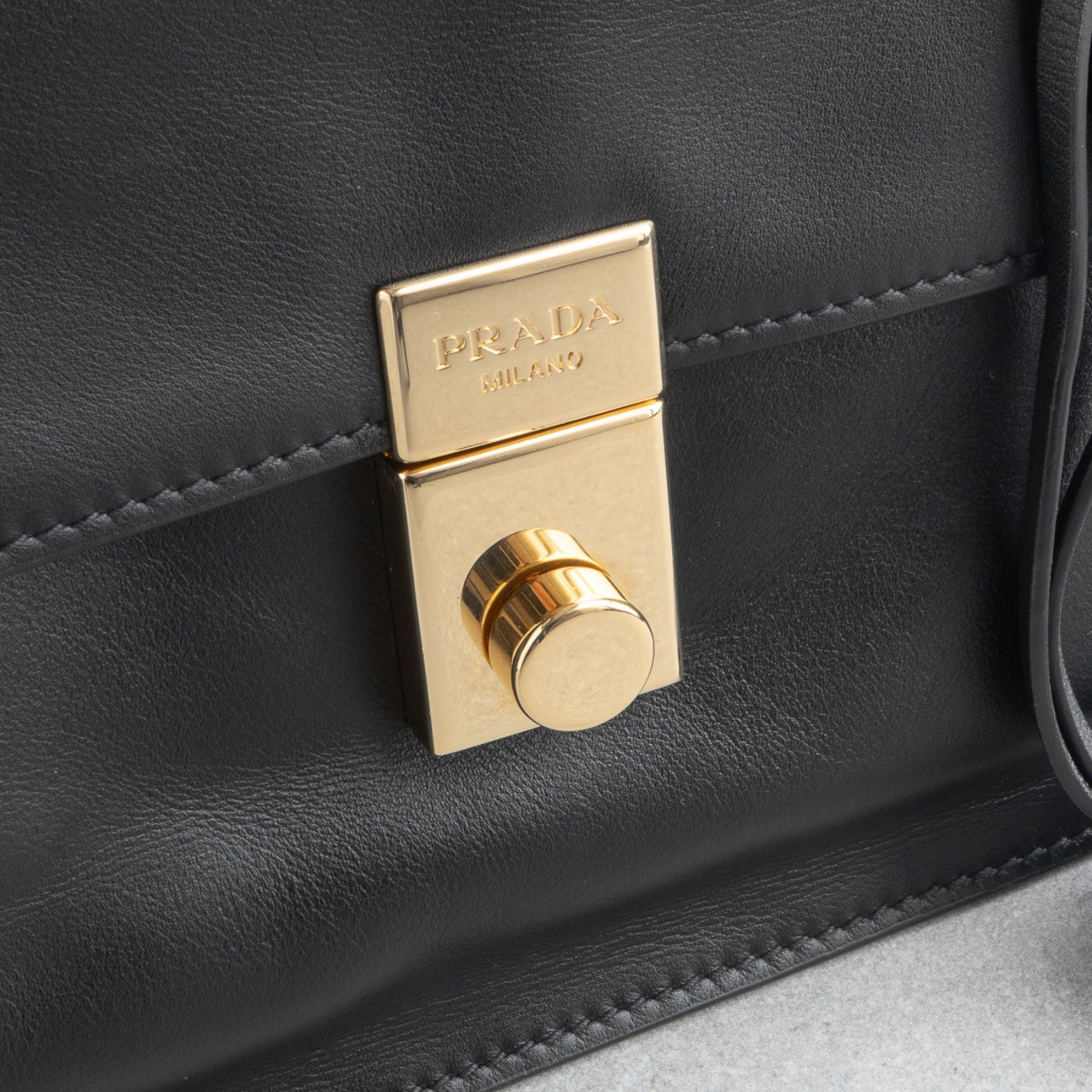 プラダ ソフトサウンド ミディアム ショルダーバッグ ブラック レザー AW25
