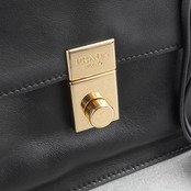 プラダ ソフトサウンド ミディアム ショルダーバッグ ブラック レザー AW25