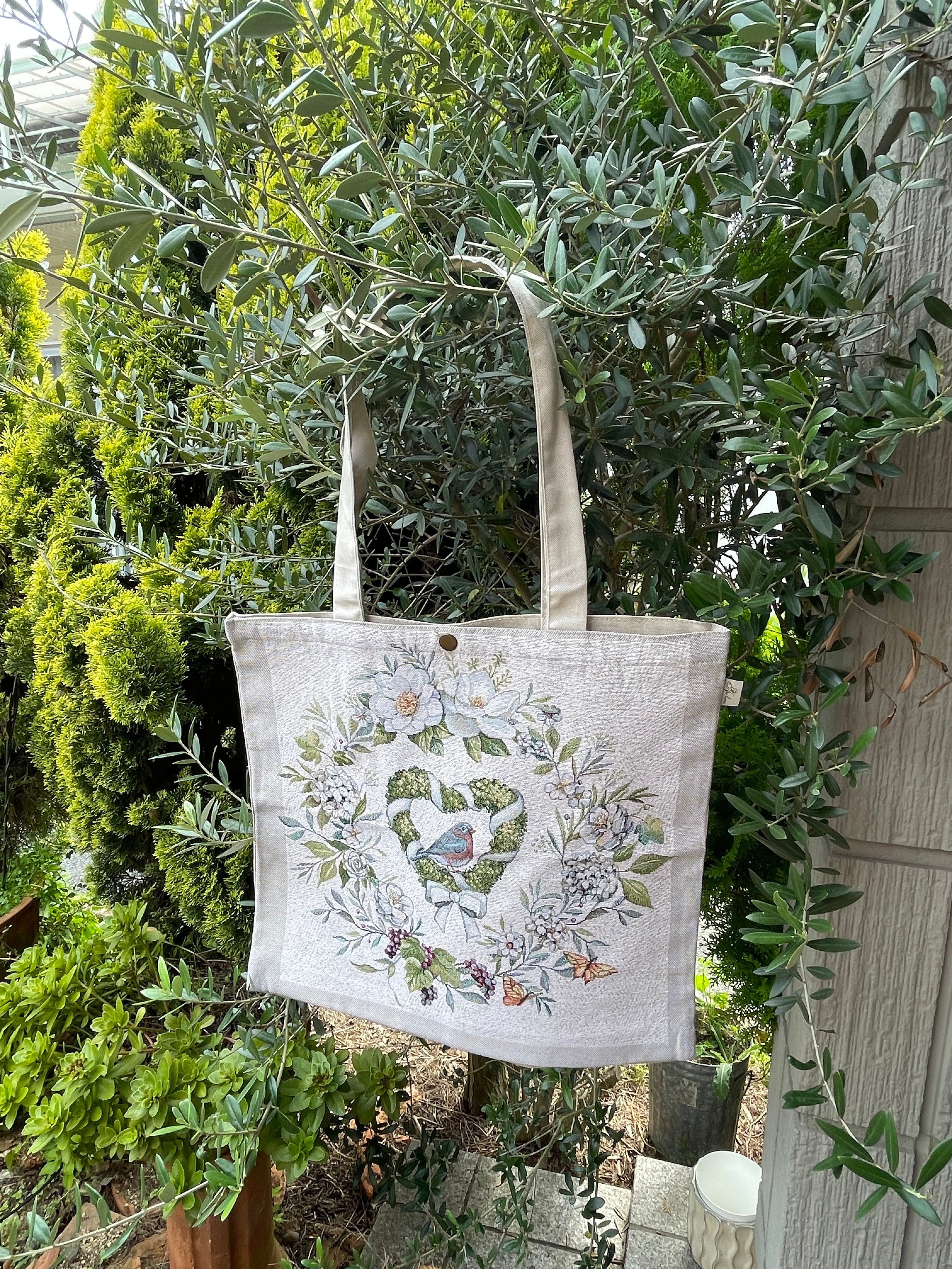 庭で咲いたバラを、忘れな草のリースに。手刺繍トートバッグ ウクライナ製 トートバッグ ハートリース バード 鳥 フラワー