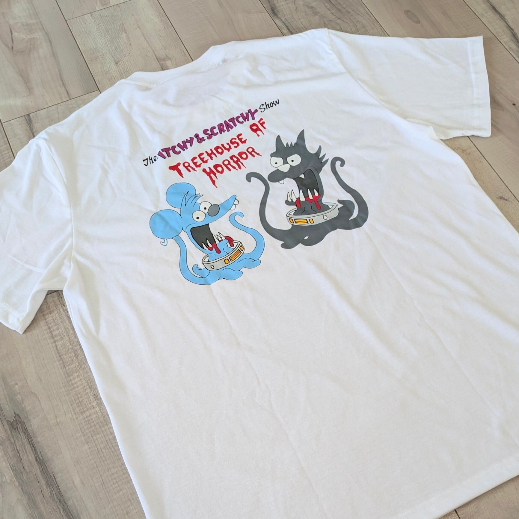【 The Simpsons( ザ・シンプソンズ ) 】『 The Itchy & Scratchy Show / イッチー&スクラッチー 』 「Treehouse of Horror」(ツリーハウス・オブ・ホラー)/ Tシャツ / WHITE〚アメリカン雑貨 アメトイ〛
